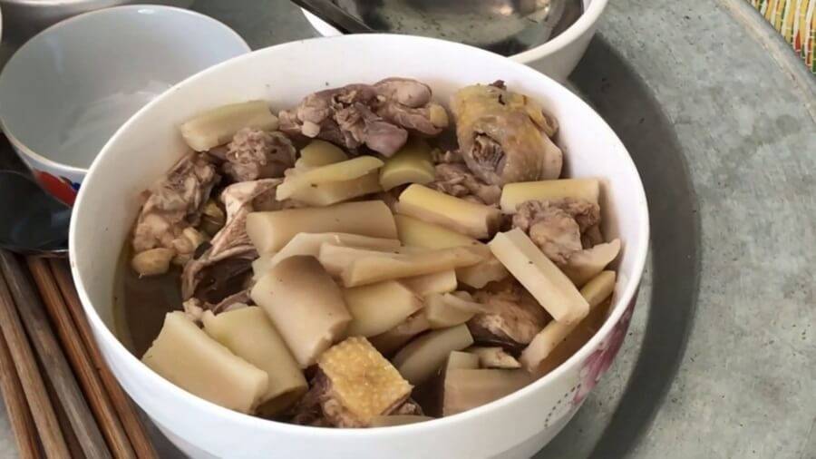 Măng chua nấu thịt gà - đặc sản của người dân tộc Mường đậm đà