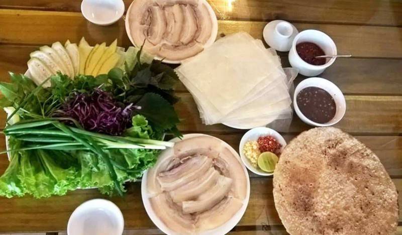 Bánh tráng cuốn thịt heo chợ Cồn - Món ăn lôi cuốn qua nhiều thế hệ ở Đà Nẵng