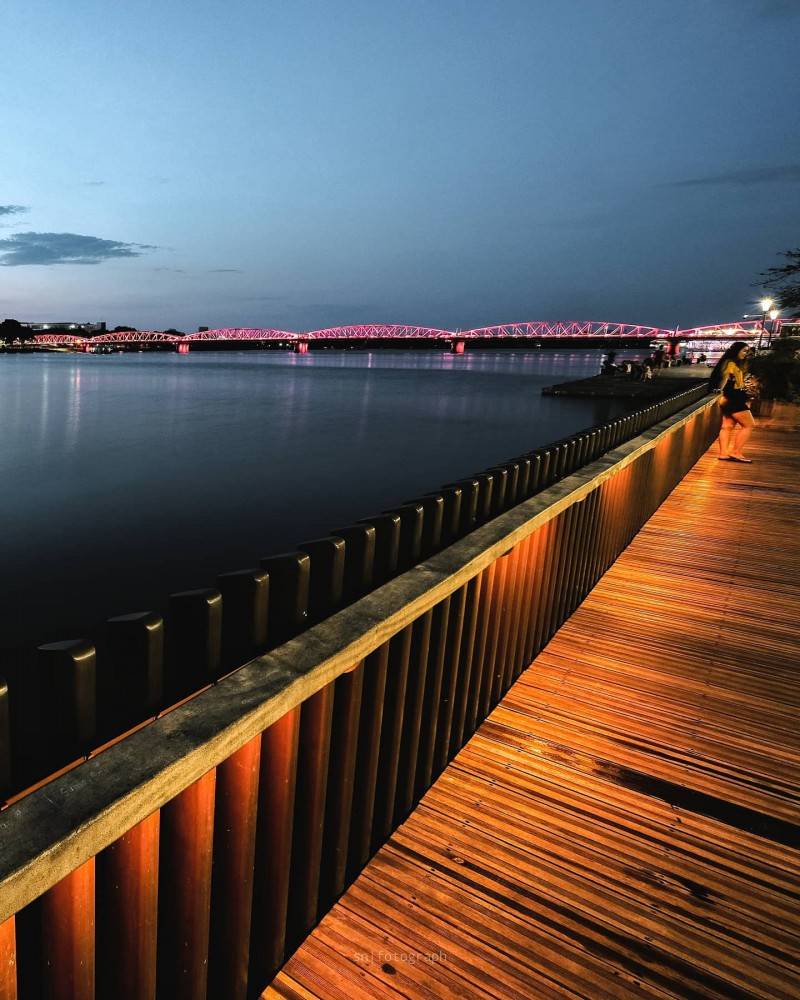 Ghé cầu gỗ lim Huế bắt trọn toàn cảnh con sông Hương thơ mộng