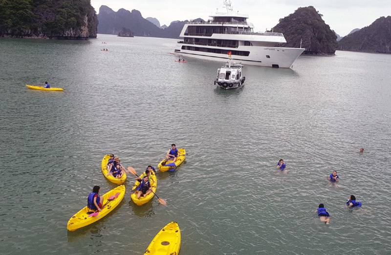 Kinh nghiệm đặt tour du thuyền ở Hạ Long cho những bạn trẻ thích trải nghiệm