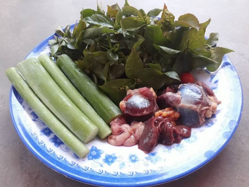 Thưởng thức nồi canh chua lá dít nấu thịt gà đậm đà hương vị miền núi Phú Yên