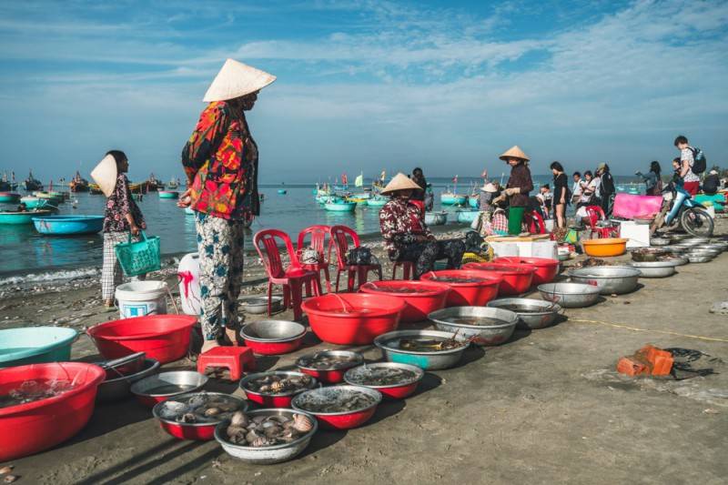 Ăn thử hải sản nướng bán rong trên bờ biển Phan Thiết thơ mộng