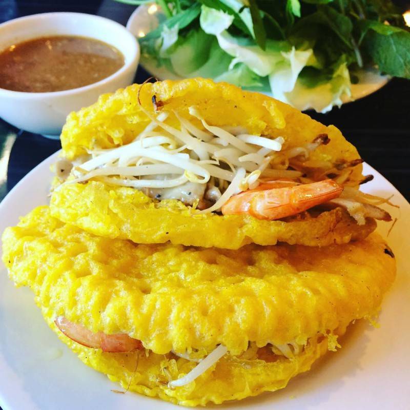 Bánh khoái Quảng Bình với lớp vỏ vàng ươm, giòn rụm hấp dẫn vô cùng