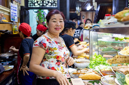Xếp hàng mua bánh mì Phượng nổi tiếng ở phố cổ Hội An