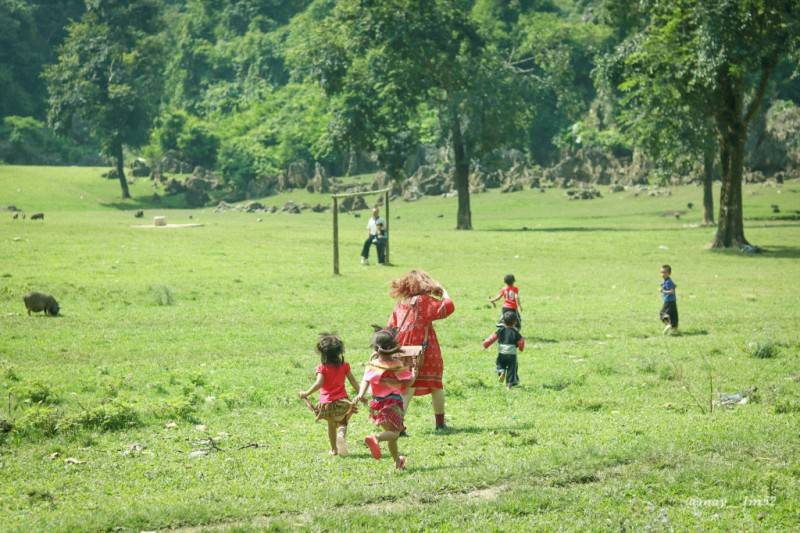 Bắt gặp ngôi làng Hang Táu Mộc Châu (làng Nguyên Thủy) bình yên, giản dị