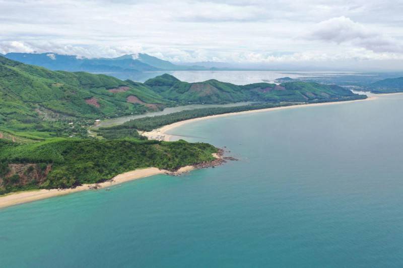 Biển Lộc Bình - Đắm say trước vẻ đẹp hoang sơ của nàng tiên biển xứ Huế