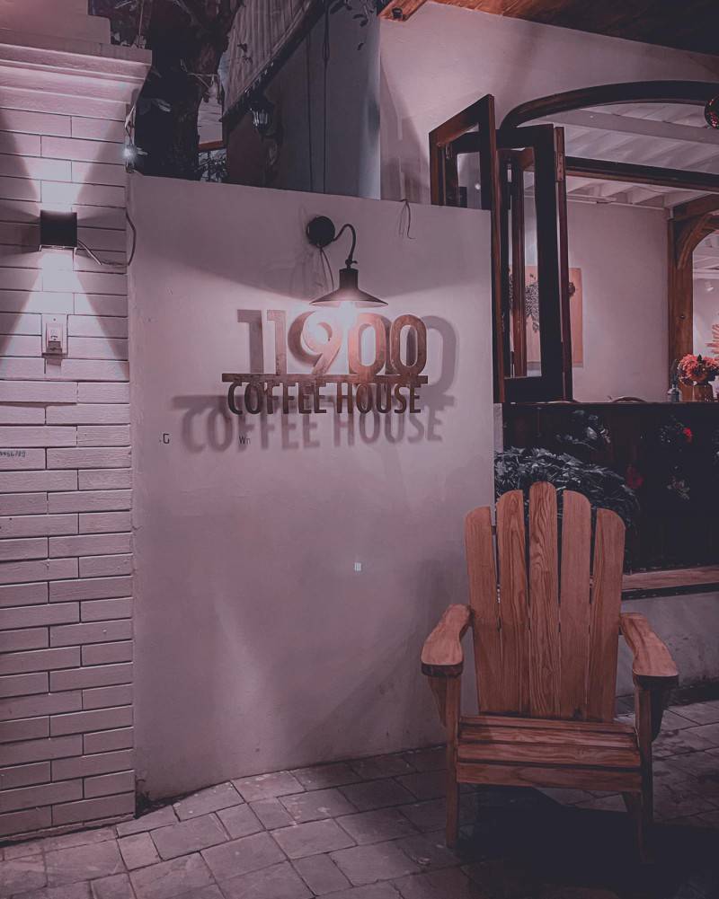 Bình dị 1900 Coffee House - Quán cà phê với đồ nội thất gỗ quen thuộc