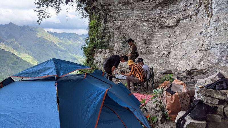 Bỏ túi kinh nghiệm cắm trại trên vách đá trắng Hà Giang vào ban đêm