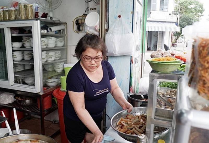 Bún cá dầm bà Loan Nha Trang, 40 năm vẫn thu hút đông đảo thực khách