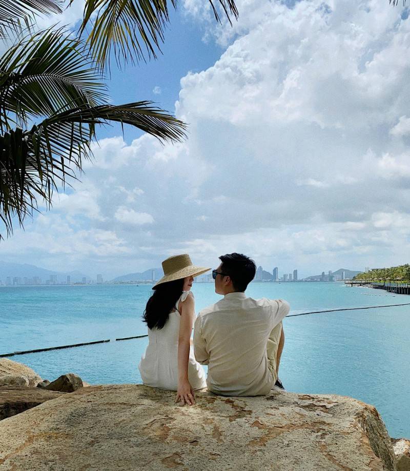 Check-in Nha Trang tựa thiên đường Maldives trong bộ ảnh tình bể bình của cặp đôi 9X