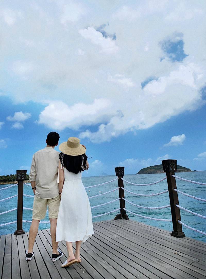 Check-in Nha Trang tựa thiên đường Maldives trong bộ ảnh tình bể bình của cặp đôi 9X