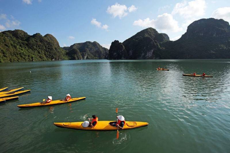 Chèo thuyền kayak ở Hạ Long có khó không? Câu trả lời sẽ có ngay trong bài viết dưới đây