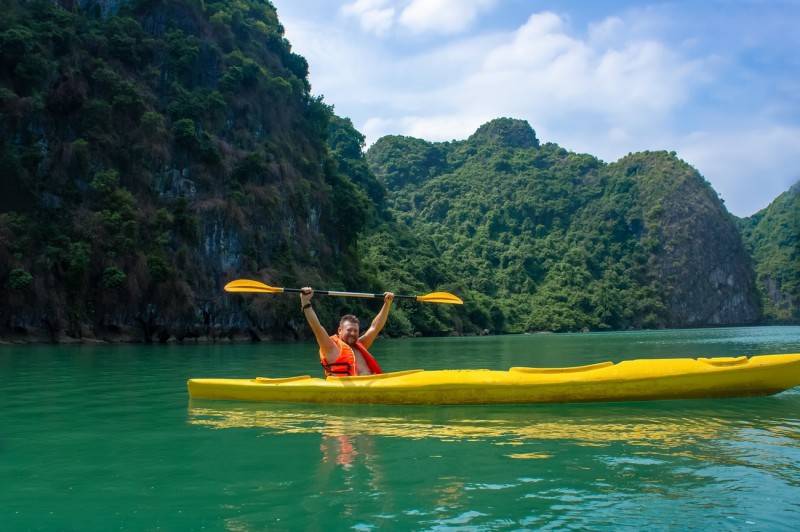 Chèo thuyền kayak ở Hạ Long có khó không? Câu trả lời sẽ có ngay trong bài viết dưới đây