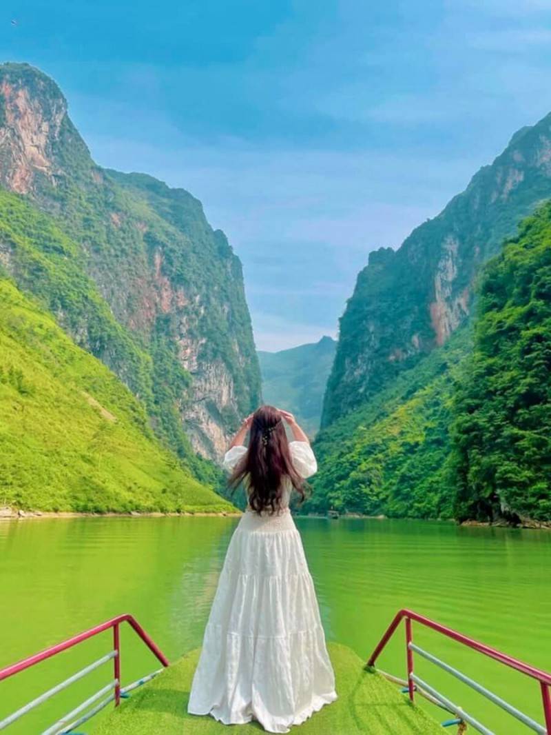 Chinh phục vẻ đẹp của Sông Nho Quế cùng cô bạn Sa Nguyễn