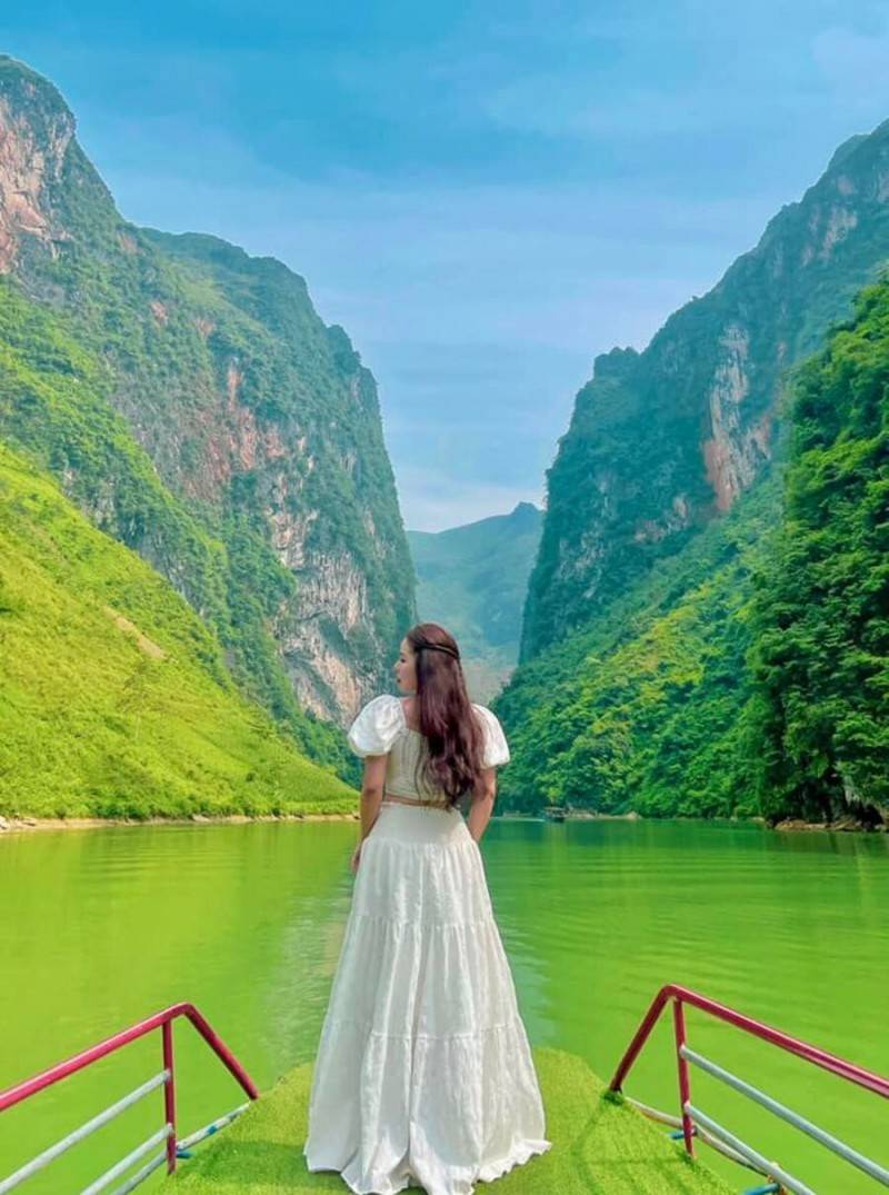 Chinh phục vẻ đẹp của Sông Nho Quế cùng cô bạn Sa Nguyễn