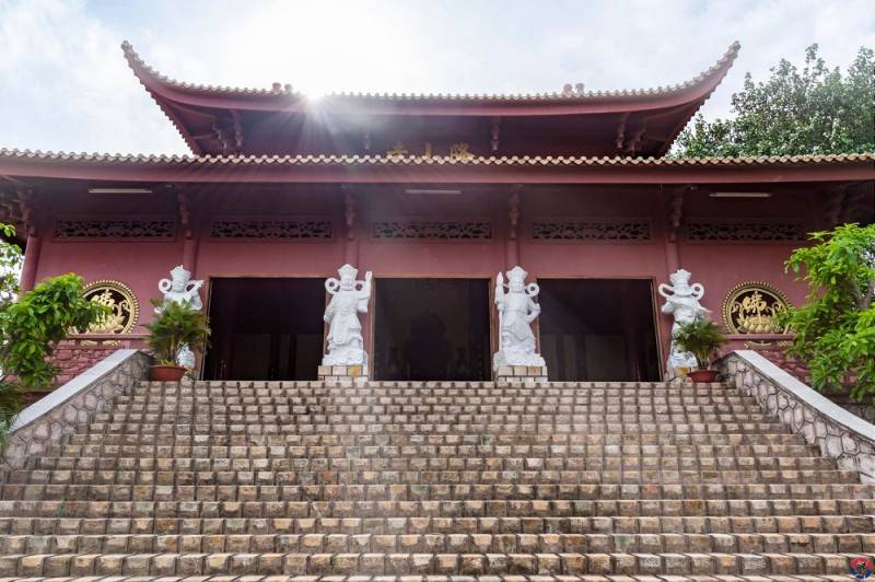 Chùa Long Sơn Núi Sam sở hữu lối kiến trúc cổ kính và trầm mặc