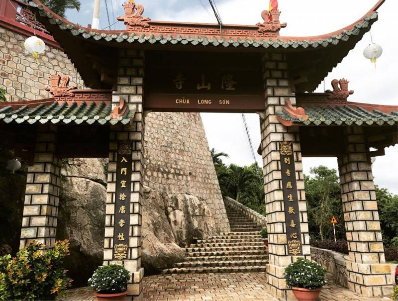 Chùa Long Sơn Núi Sam sở hữu lối kiến trúc cổ kính và trầm mặc