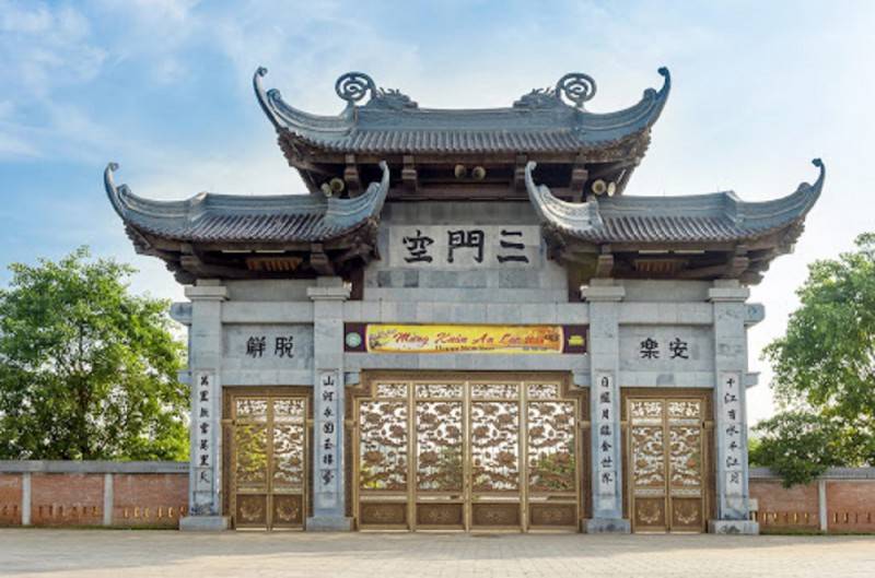 Cổng tam quan Ninh Bình - Đặc trưng du lịch tâm linh Ninh Bình
