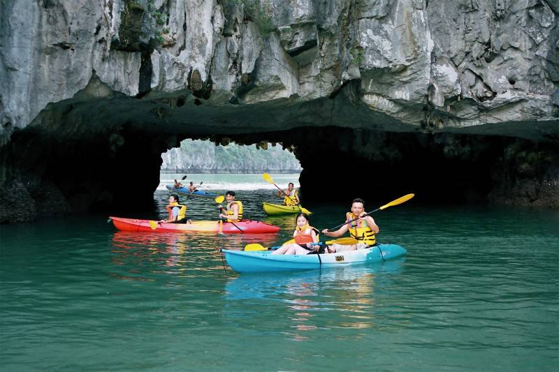 Đến Hang Luồn chèo thuyền kayak, ngắm khỉ vàng và nhiều hoạt động thú vị khác