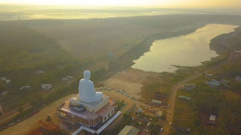 Đến Hồ Chà Là ngắm tượng Phật cao nhất Đông Nam Á