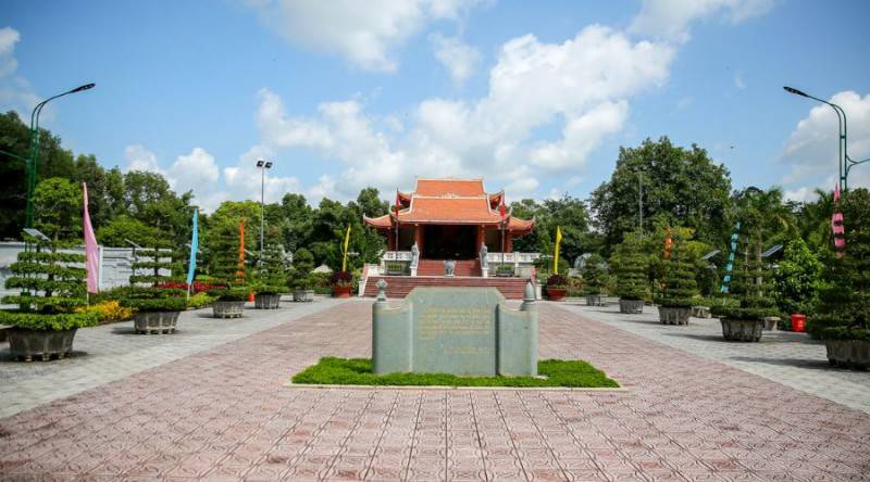 Đến Khu tưởng niệm Chủ tịch Hồ Chí Minh bày tỏ lòng thành kính