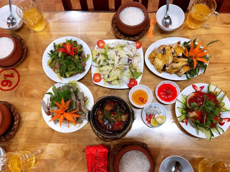 Đến nhà hàng cơm niêu Hương Việt để quây quần bên mâm cơm gia đình ấm cúng giữa lòng Đà Lạt