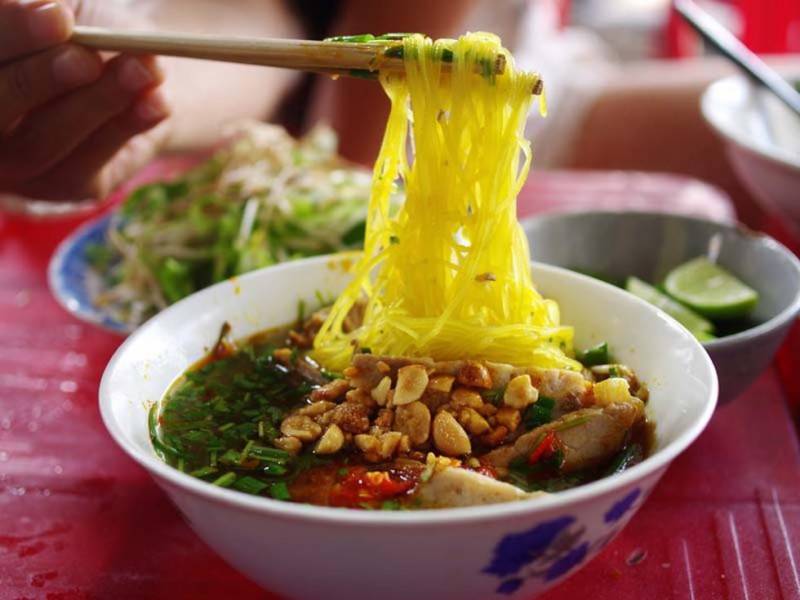 Đến Nha Trang, thưởng thức tô Mì Quảng, món ăn tưởng quen nhưng thật ra rất mới lạ