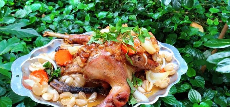 Đến Tây Đô, thử ngay món ngon Gà um dâu Hạ Châu lạ miệng