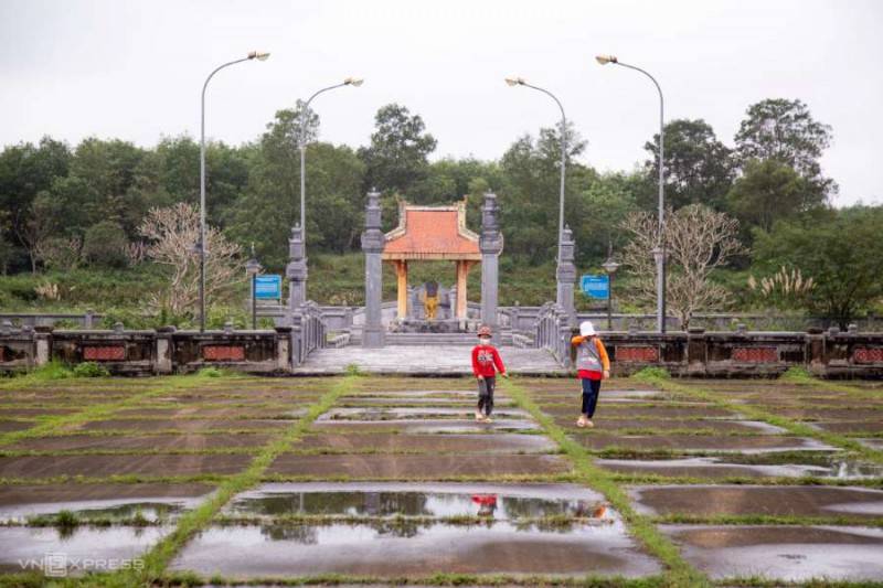 Đến thăm lăng mộ Nguyễn Hữu Cảnh với khung cảnh thiên nhiên hữu tình