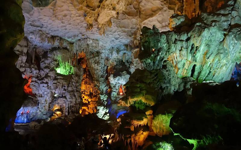 Động Thiên Cung - Ấn tượng hang động lộng lẫy nhất nơi Vịnh Hạ Long