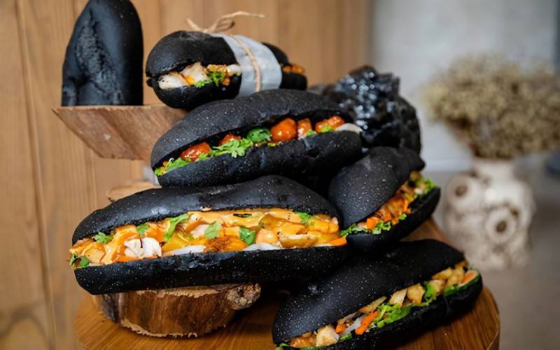 Đừng bất ngờ khi thấy bánh mì Bamimo đen như than cực hút khách tại Hạ Long