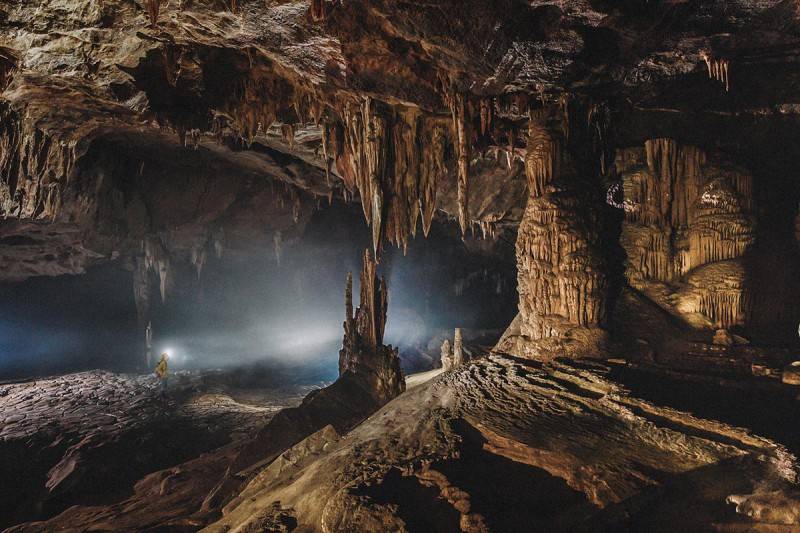 Ghé thăm Hang Nước Nứt Quảng Bình hàng triệu năm tuổi