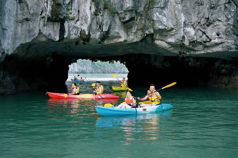 Hang Sáng Tối - Chèo thuyền Kayak khám phá hang động đầy huyền bí