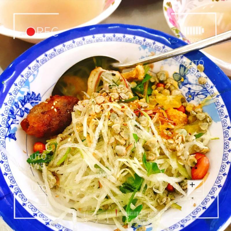 Khám phá Food tour Huế cực chất của cô bạn Thương Thương