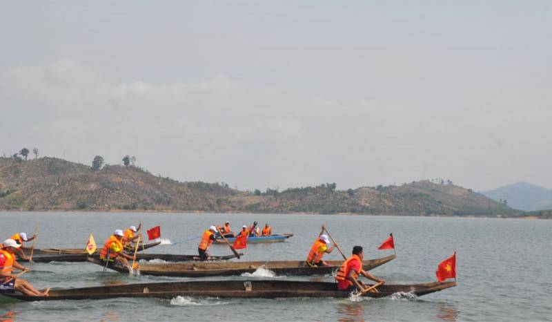 Khám phá Hội đua thuyền độc mộc trên sông Pô Cô cực sôi động