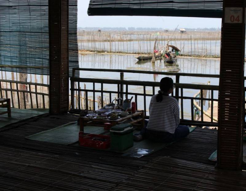 Khám phá nhà hàng nổi Chuồn Lagoon cực dân dã ở Huế