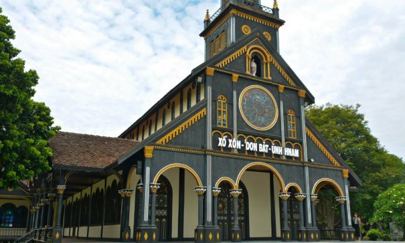 Khám phá Nhà thờ gỗ Kon Tum với tuổi đời hơn 100 năm