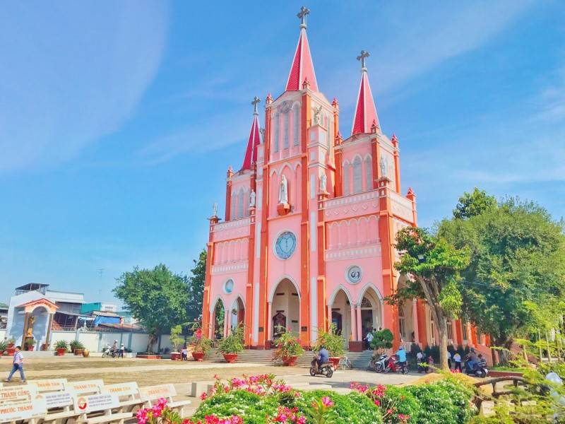 Khám phá Nhà thờ Mỹ Thạnh màu hồng đốn tim giới trẻ ở Long Xuyên
