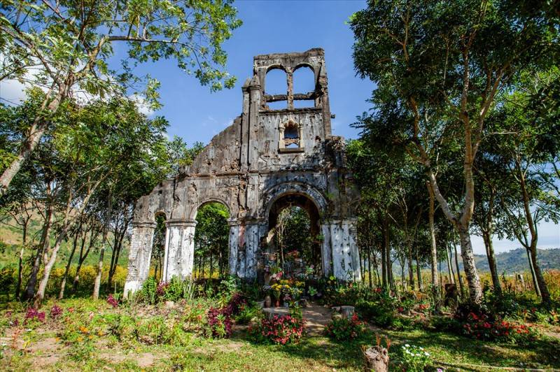 Khám phá tàn tích Nhà thờ cổ HBâu nằm im lìm bên dãy Chư Đăng Ya