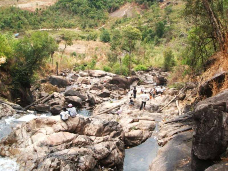 Khám phá Thác Chín Tầng với vẻ đẹp hoang sơ, hùng vĩ