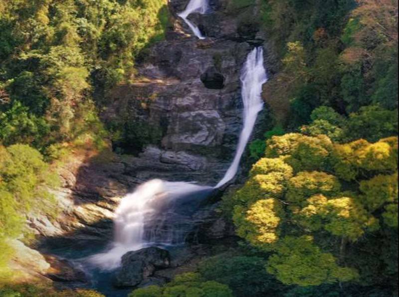 Khám phá thác Siu Puông, địa điểm du lịch hè được giới trẻ săn đón