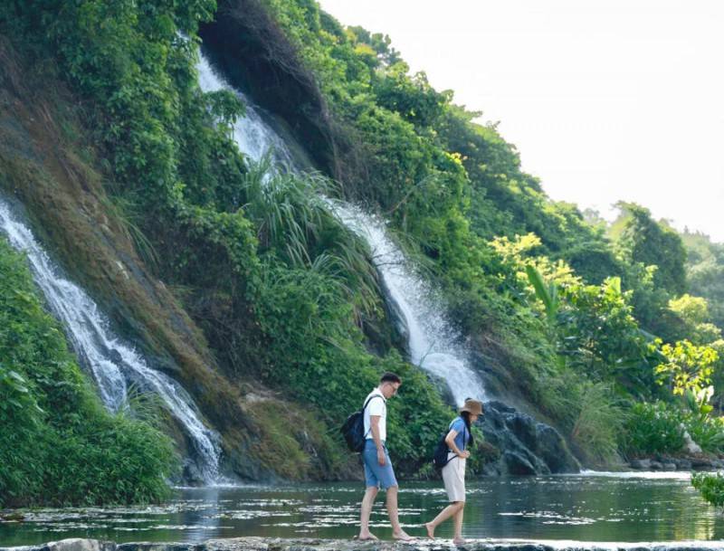 Khám phá Tràng An cùng anh bạn ngoại quốc đầy thú vị