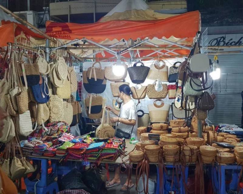 Kinh nghiệm đi chợ đêm phố cổ Hà Nội từ A đến Z cho hội đam mê mua sắm