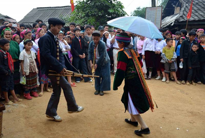 Lãng mạn Chợ tình Khâu Vai - Khi đi lẻ bóng, khi về có đôi