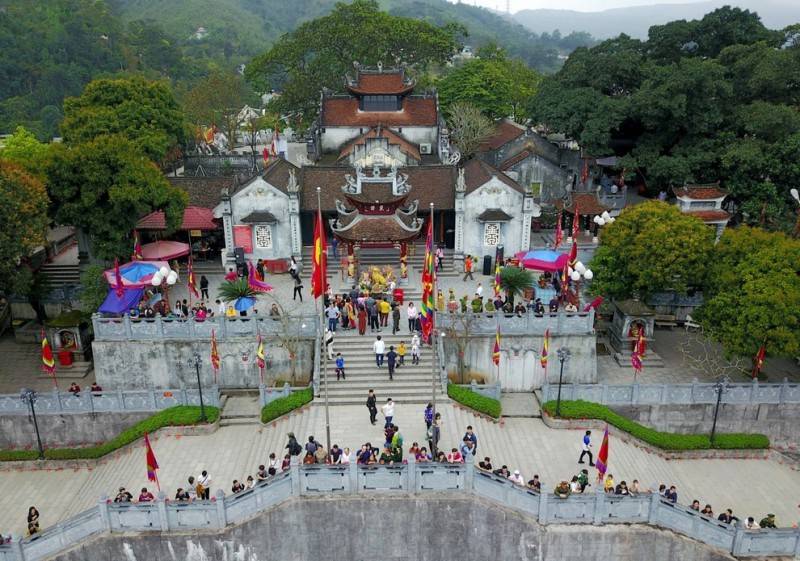 Lễ hội đền Cửa Ông thu hút đông đảo du khách đến Quảng Ninh