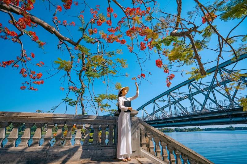 Lịm tim với loạt ảnh check-in mùa hoa phượng khi đi du lịch Huế