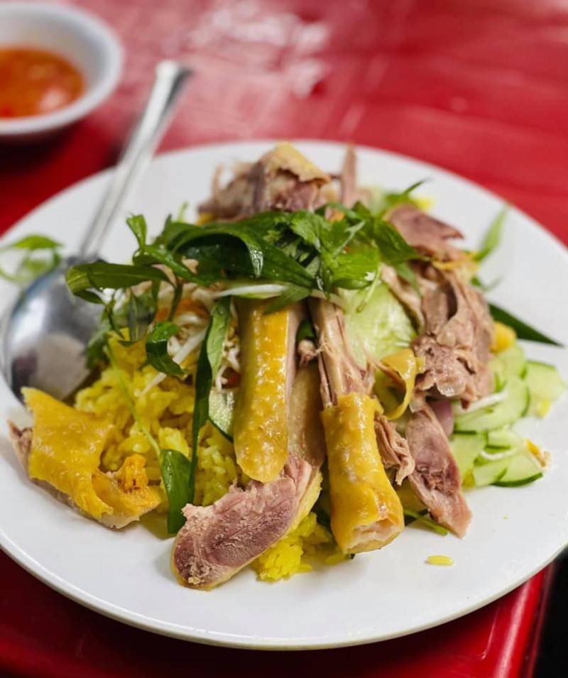 Nếu có dịp dừng chân Phú Yên, bạn chớ bỏ lỡ món Cơm gà Tuyết Nhung thơm ngon khó cưỡng