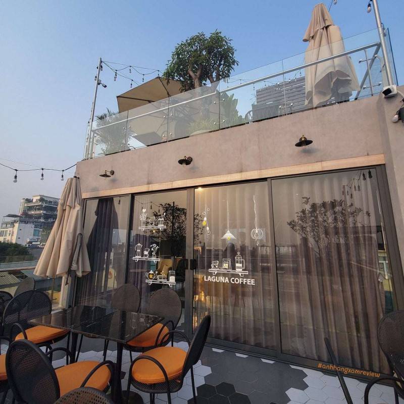 Ngắm hoàng hôn toàn Hồ Tây ở Laguna Rooftop Hanoi