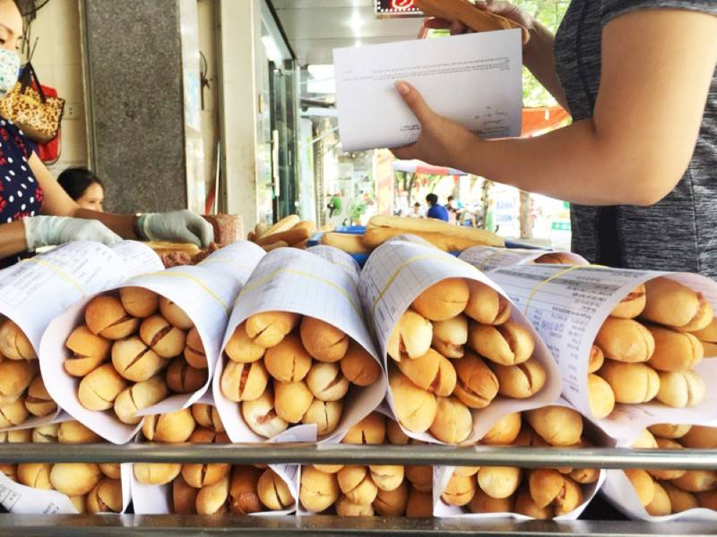 Ngất ngây với Bánh mì cay Bà Già Hải Phòng chỉ từ 2.000 đồng một ổ