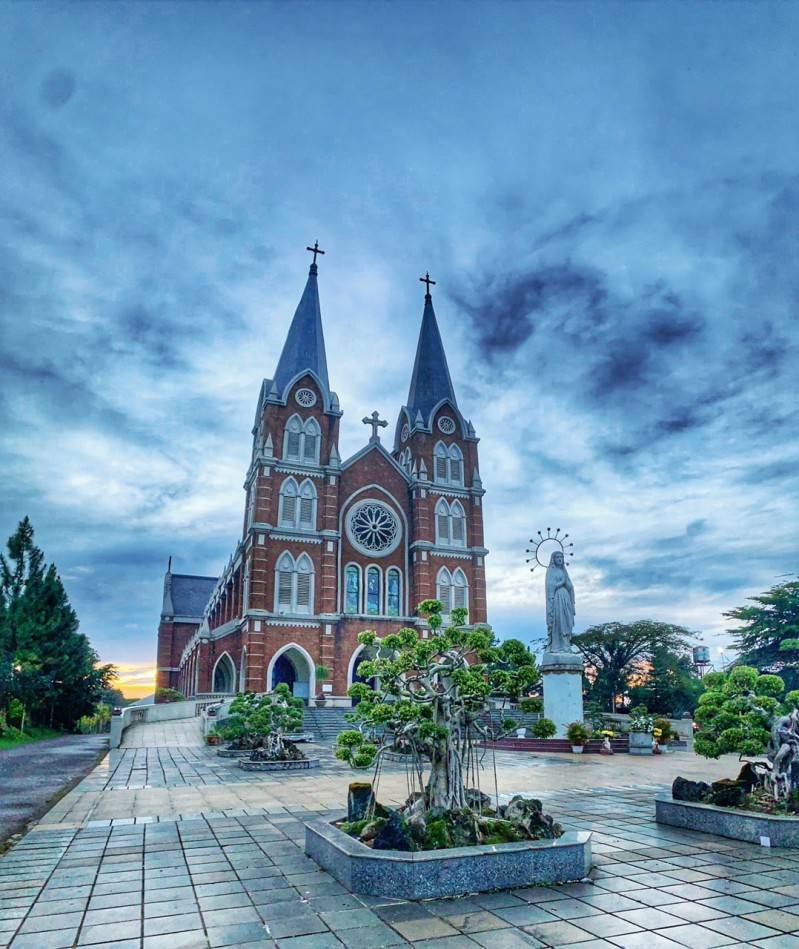 Nhà thờ Thánh Mẫu Bảo Lộc mang âm hưởng của lối kiến trúc Pháp